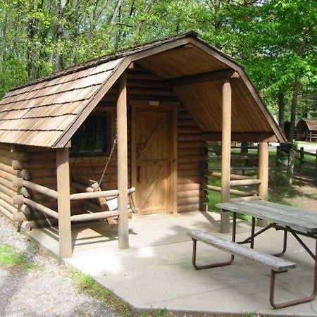 Revelstoke Campgrounds & Cabins Villa Rum bild